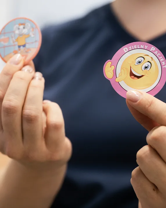 Lekarz-z-naklejkami-dzielny-pacjent